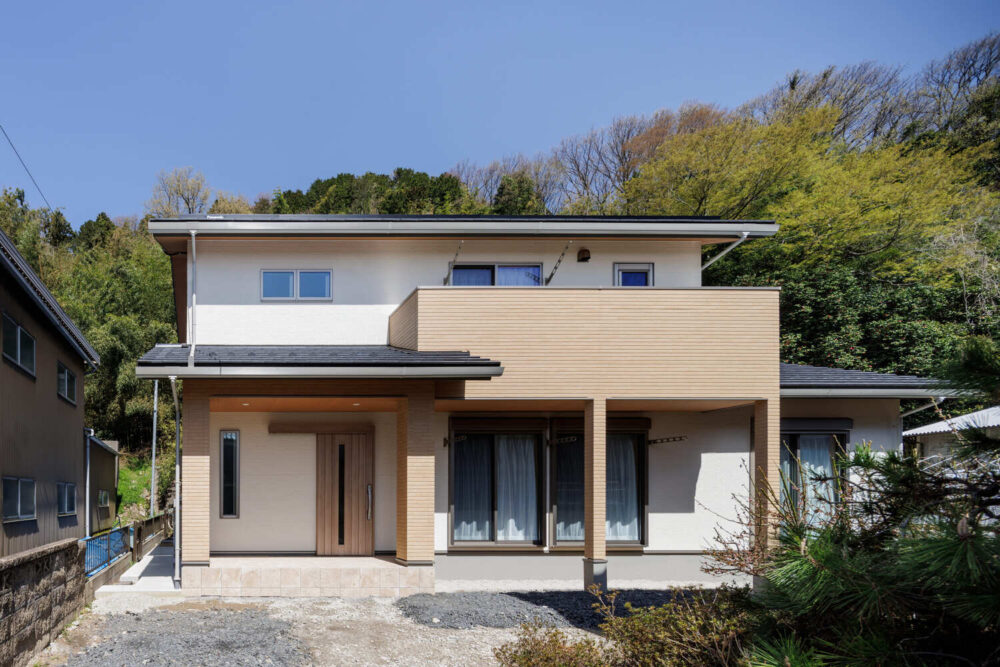 平屋と平屋の二階建てで世帯間をつなぐ家